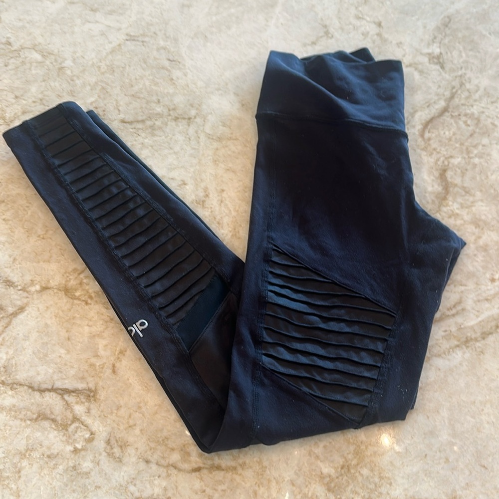 Women’s Alo black moto leggings sz 6